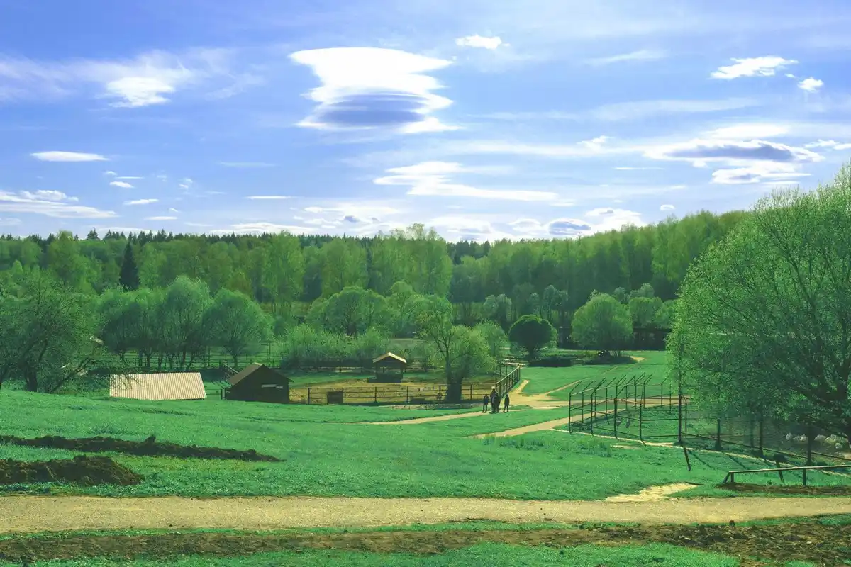 Вид на уютную ферму в российском селе