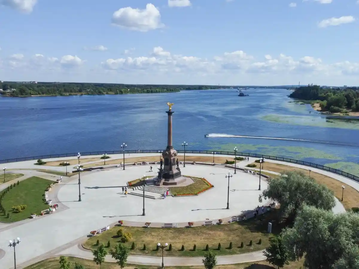 Стрелка на набережной Волги